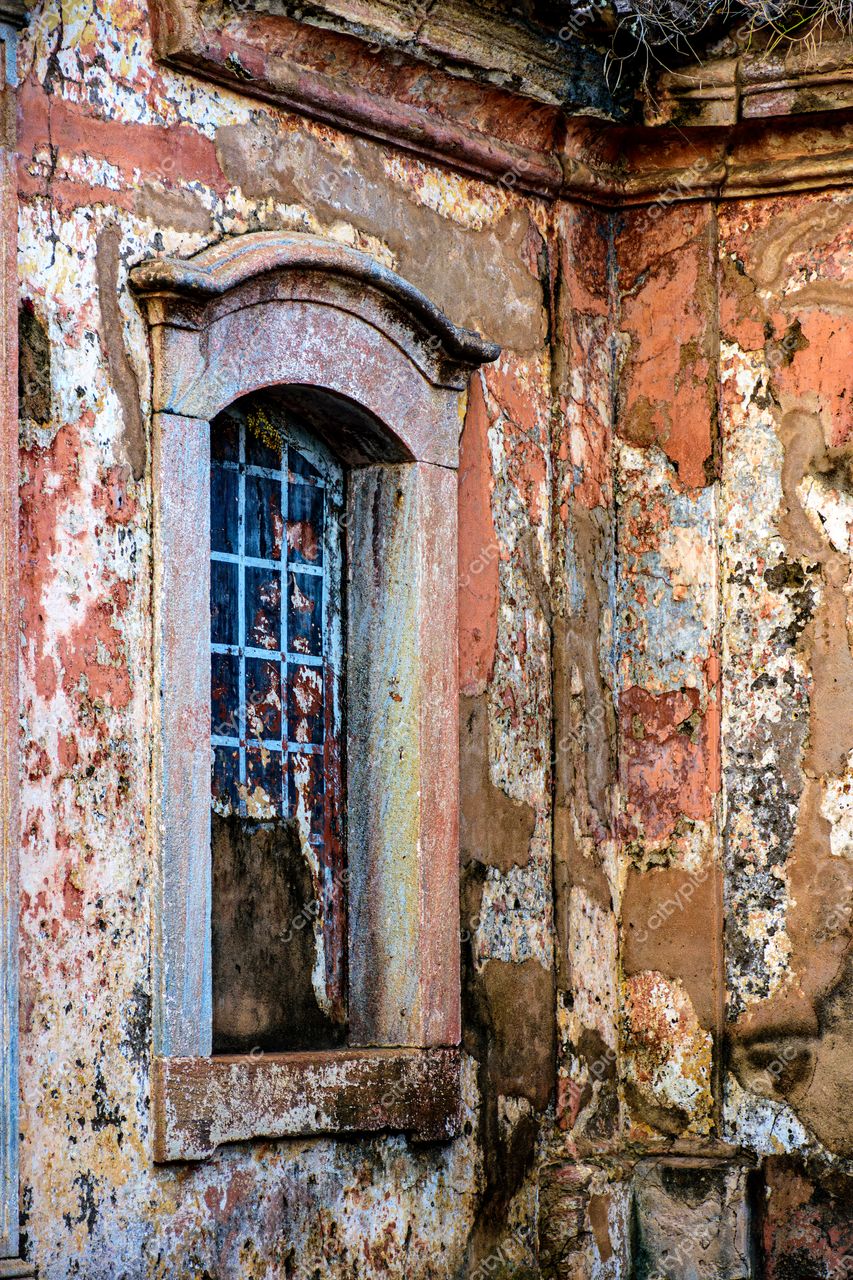 Ouro Preto, Minas Gerais: Janela envelhecida em edifício histórico retrata charme rústico da cidade colonial