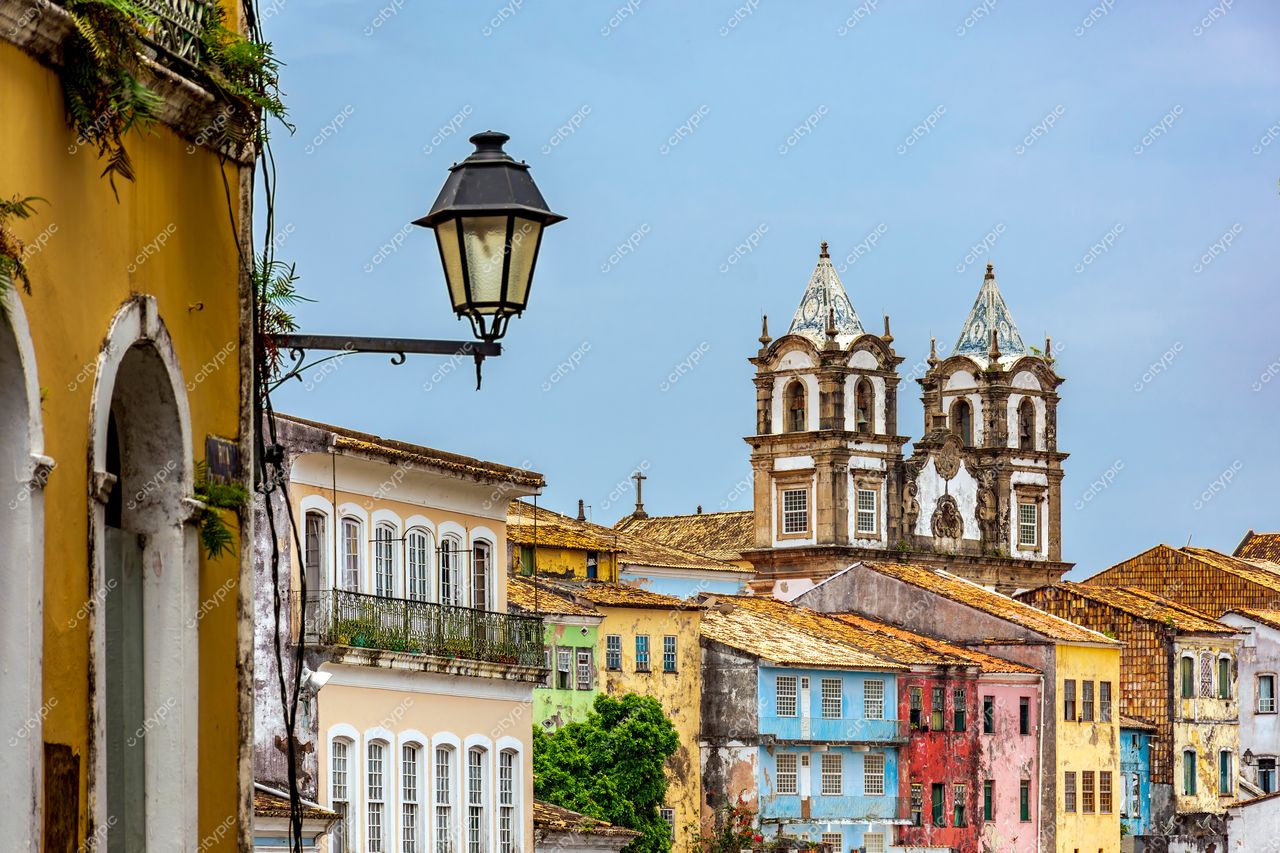 Pelourinho, Salvador: Encanto histórico em tons de azul, rosa e amarelo