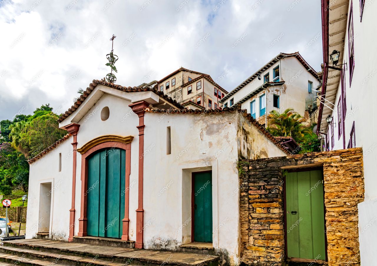 Ouro Preto, Minas Gerais: Edifício histórico com fachada branca e detalhes coloniais