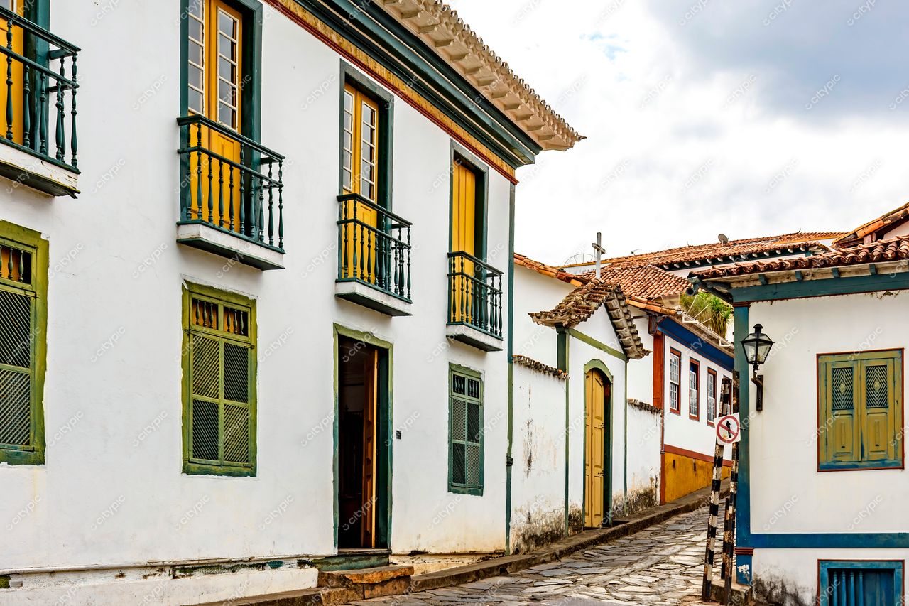 Diamantina, Minas Gerais: Rua histórica com edifícios coloniais e atmosfera tranquila