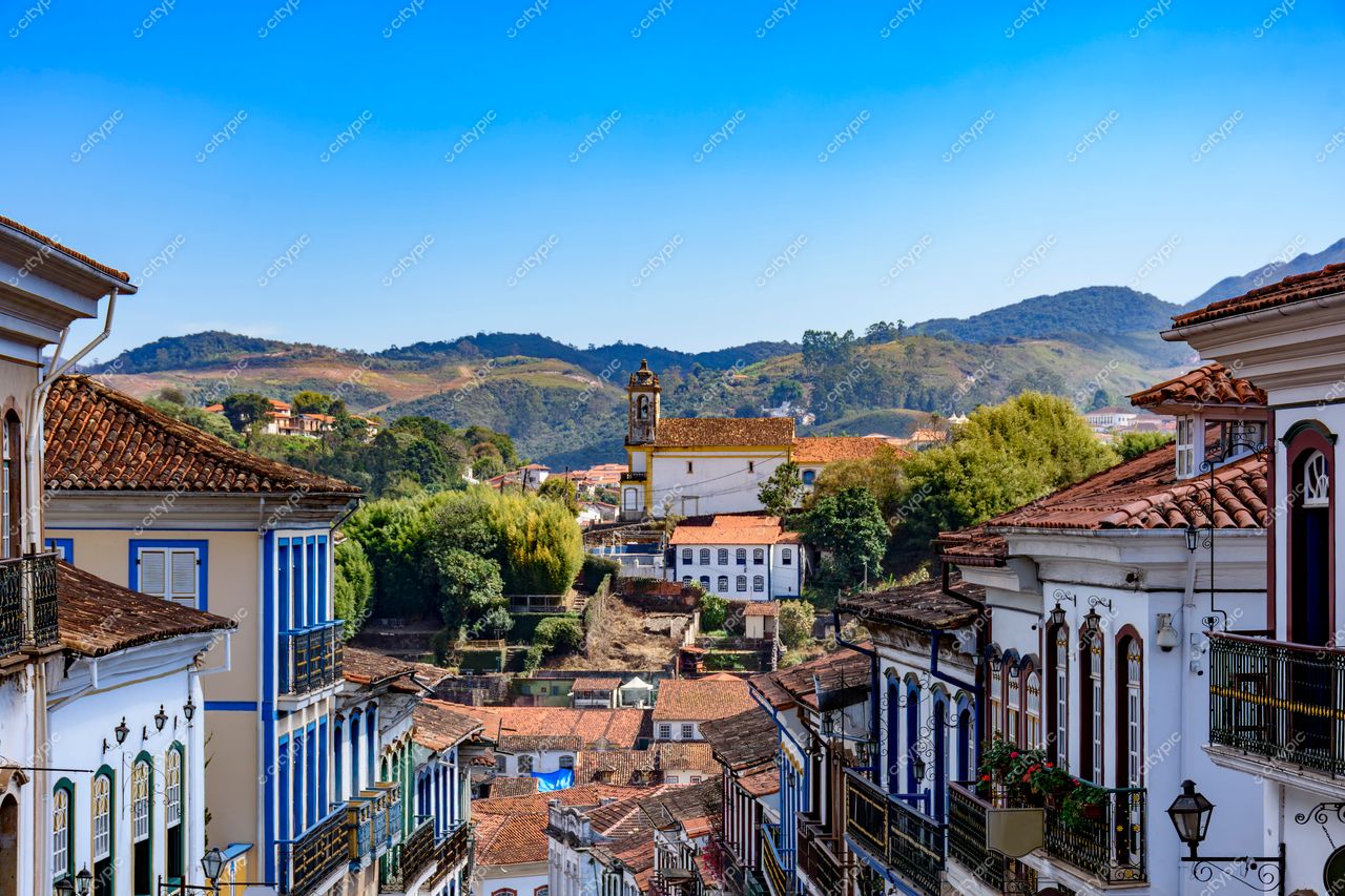 Ouro Preto, Minas Gerais: Vista Panorâmica da Arquitetura Colonial e Natureza Vibrante