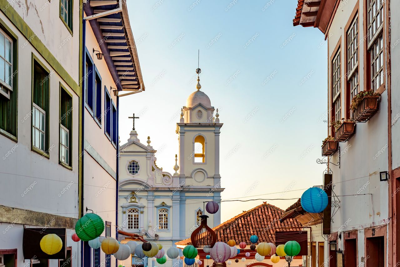 Diamantina, Minas Gerais: Rua histórica com casas coloridas e igreja imponente
