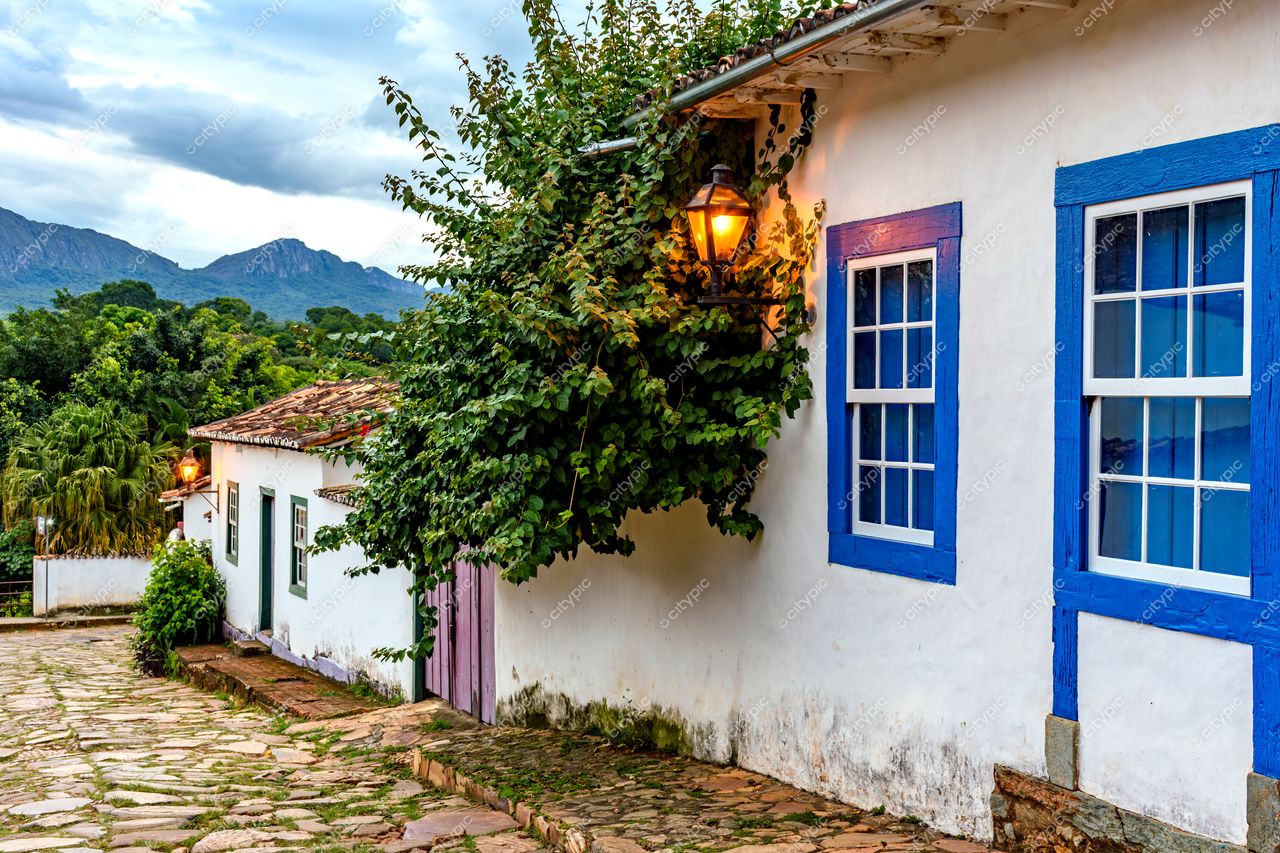 Tiradentes, Minas Gerais: Rua colonial com fachadas brancas e janelas azuis