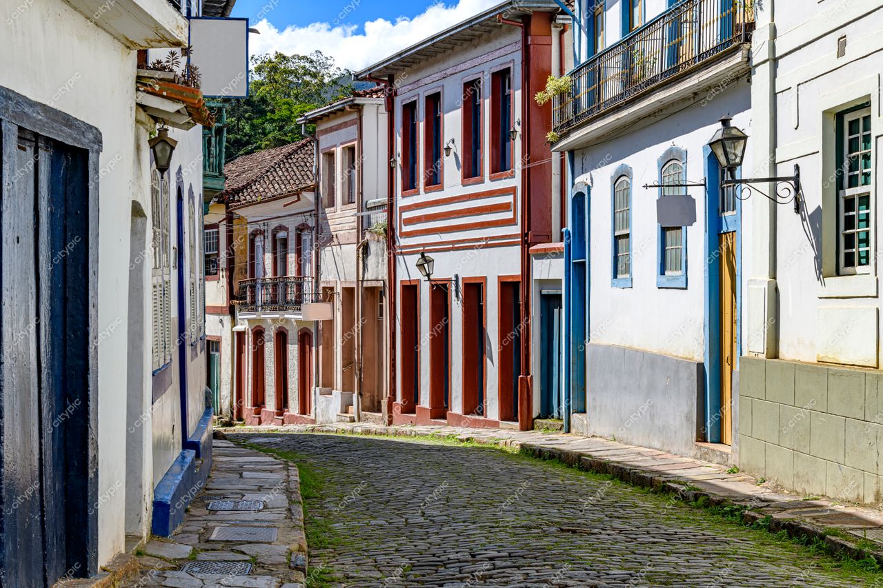 Ouro Preto, Minas Gerais: Rua charmosa com casas históricas e fachadas coloridas da era colonial