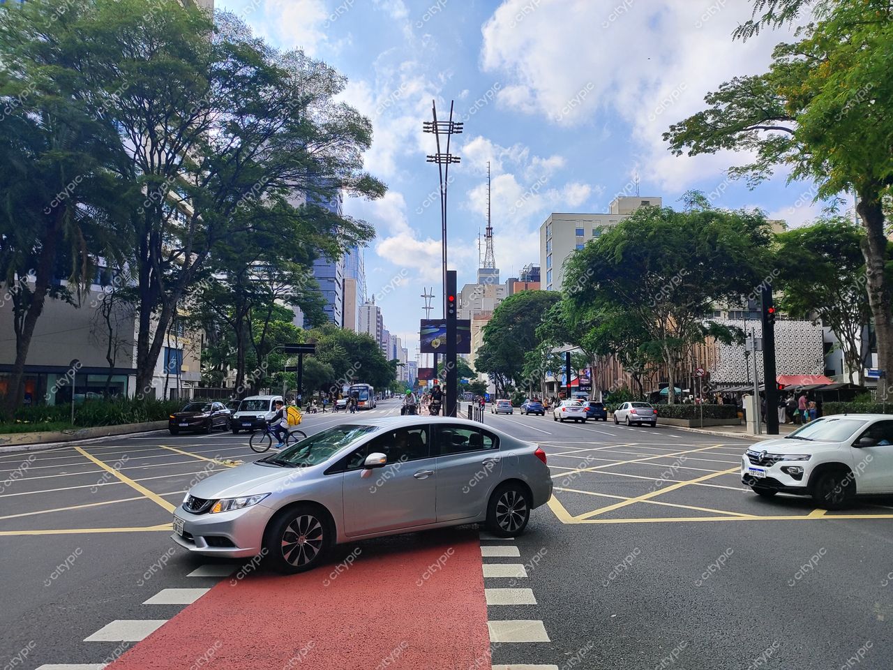 São Paulo, Brasil: Movimentada interseção em dia parcialmente nublado