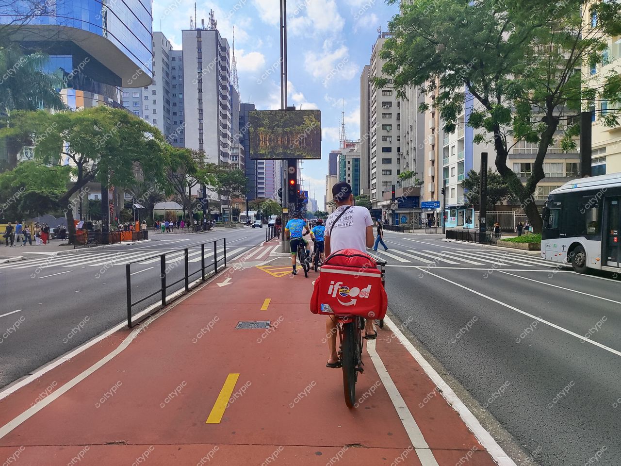 São Paulo, Brasil: Mensageiro de bicicleta do iFood na movimentada metrópole