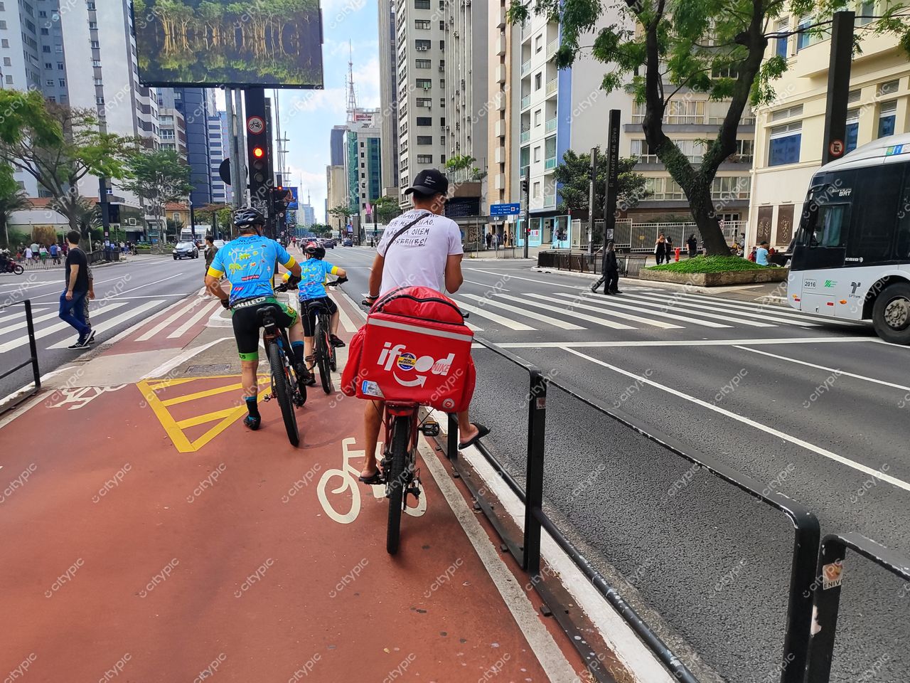 São Paulo: Ciclistas e entregador da iFood em meio à movimentação urbana