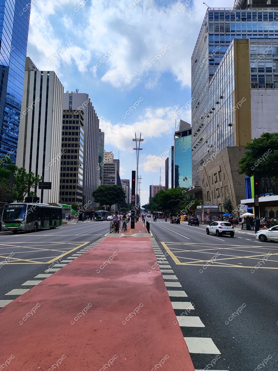 São Paulo, Brasil: Vista panorâmica da movimentada Avenida Paulista