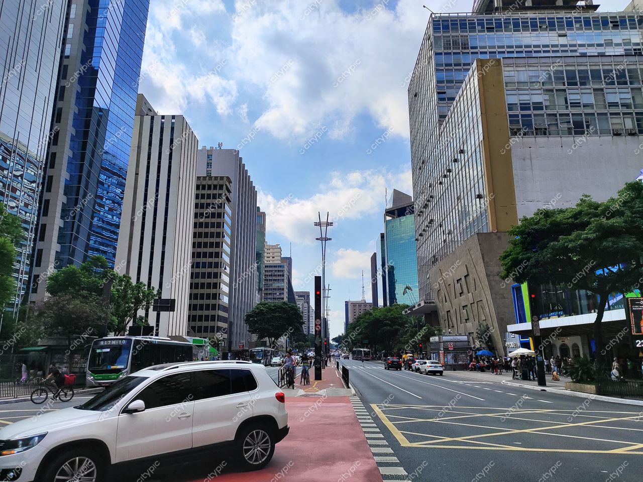 São Paulo, Brasil: Avenida Paulista – Uma Vista Urbana Vibrante da Metrópole Brasileira