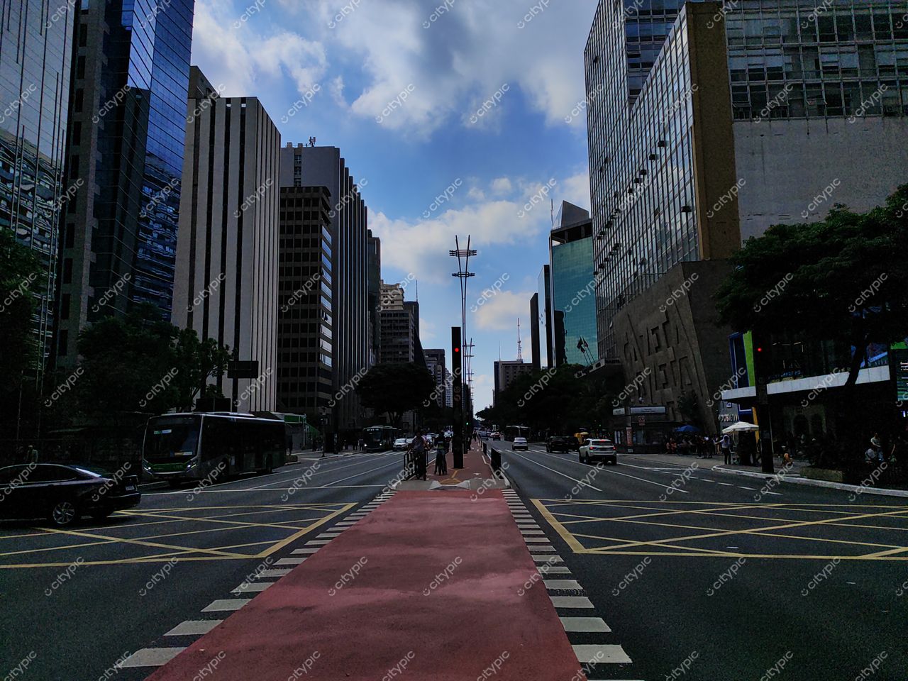 São Paulo, Brasil: Vista Urbana da Avenida Paulista – Modernidade e Movimento na Metrópole Paulistana