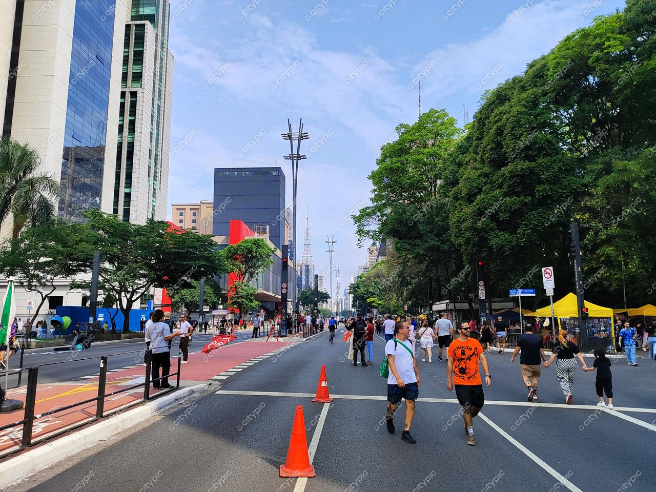 São Paulo, Brasil: Avenida Paulista em Movimento e Vibrante aos Fins de Semana