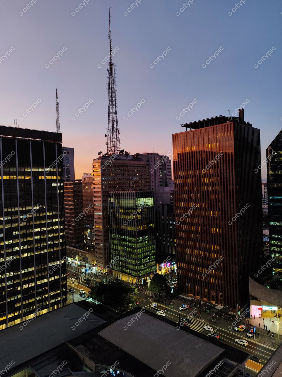 São Paulo, Brasil: Vista noturna dos arranha-céus iluminados refletindo as cores do crepúsculo