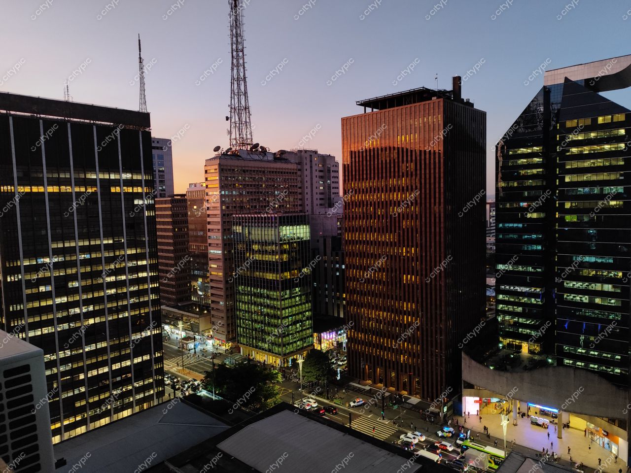 São Paulo ao Crepúsculo: Reflexos dos Arranha-céus na Cidade Vibrante