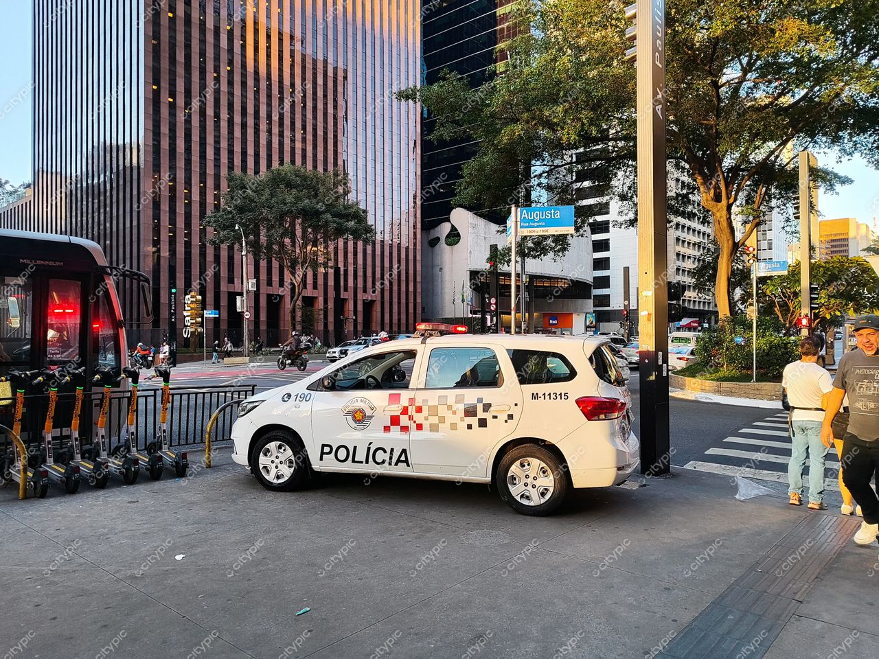 São Paulo, Brasil: Cena urbana com veículo policial em destaque