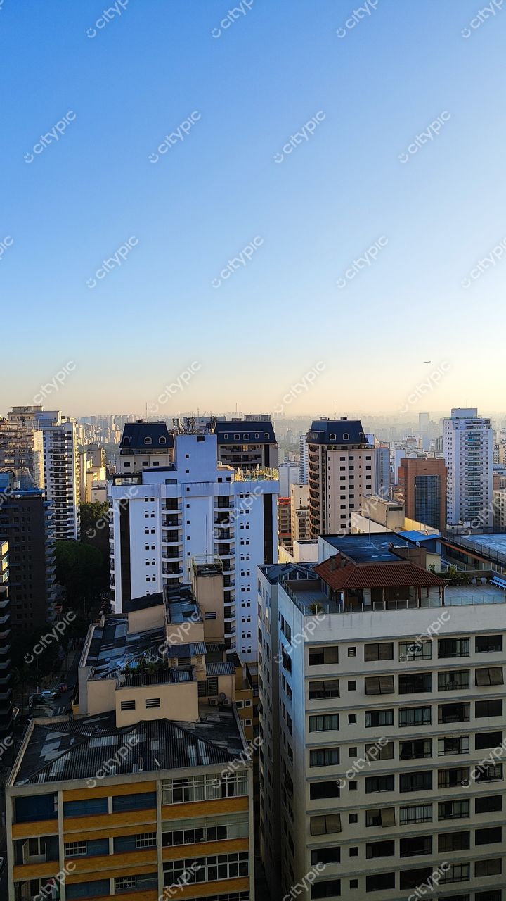 São Paulo, Brasil: Vista urbana da metrópole em um dia claro
