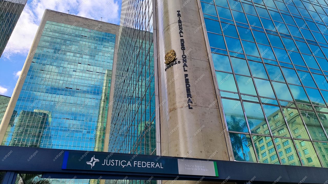 São Paulo, Brasil: Fachada moderna do Tribunal Regional Federal da 3ª Região