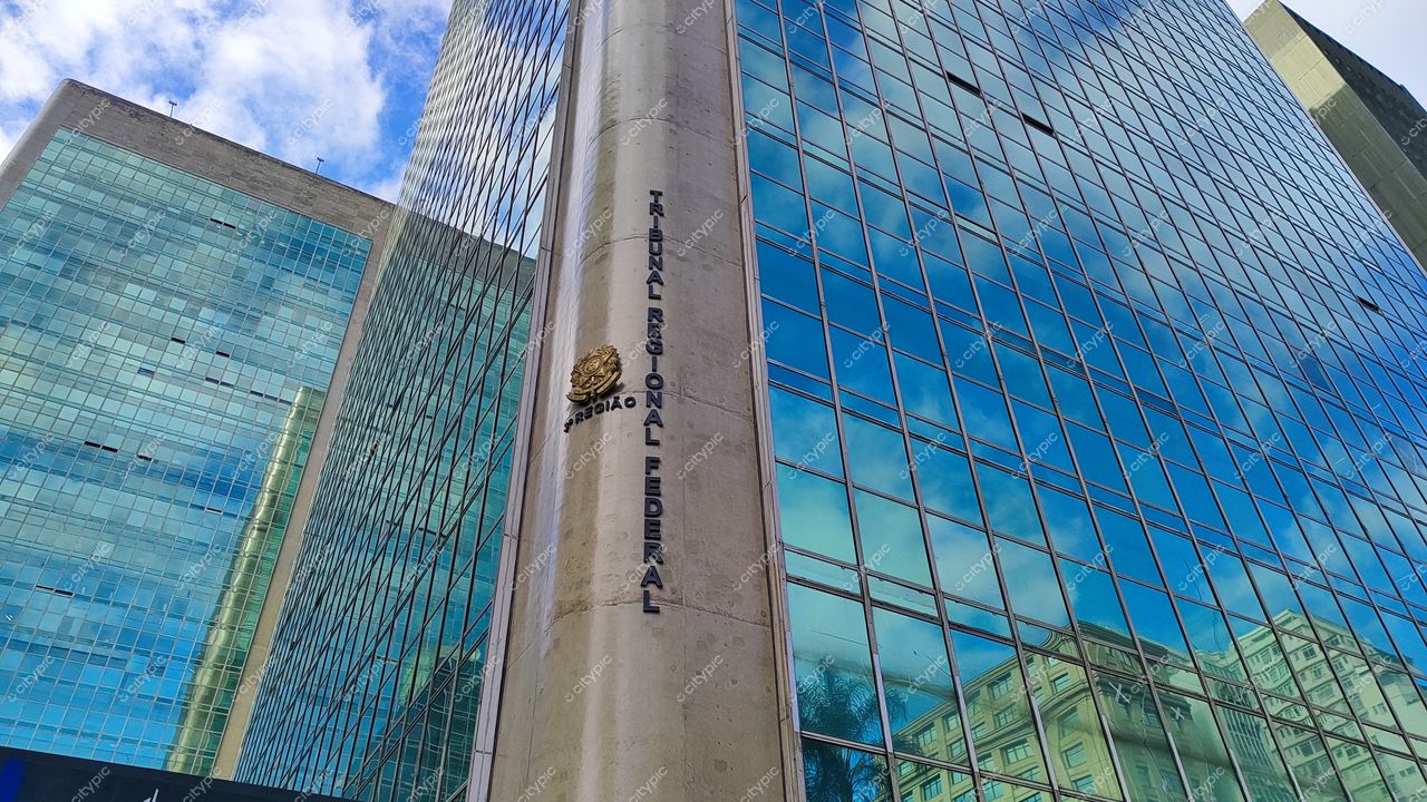 São Paulo, Brasil: A imponência do Tribunal Regional Federal em meio à arquitetura moderna da cidade