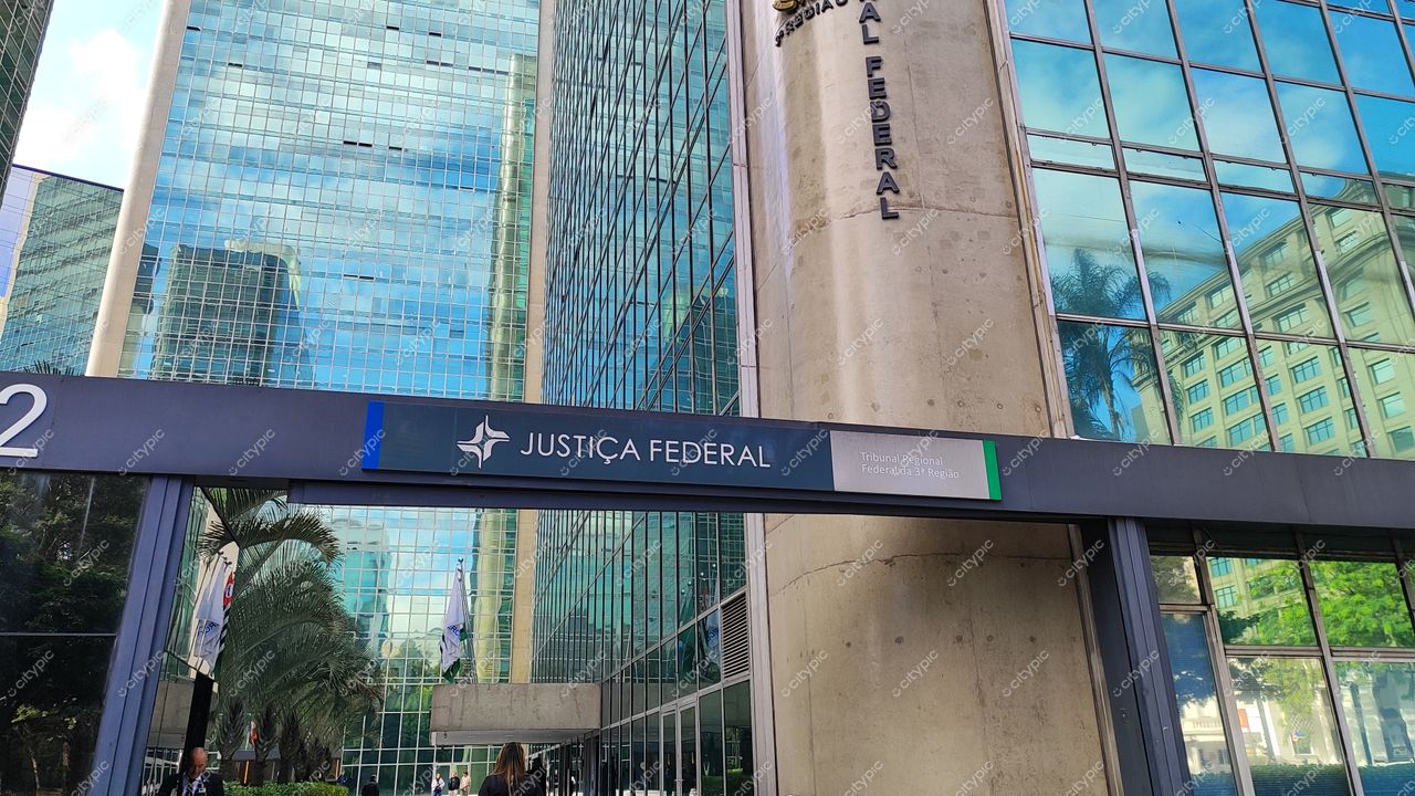 São Paulo, Brasil: Justiça Federal em meio à arquitetura moderna e tropical