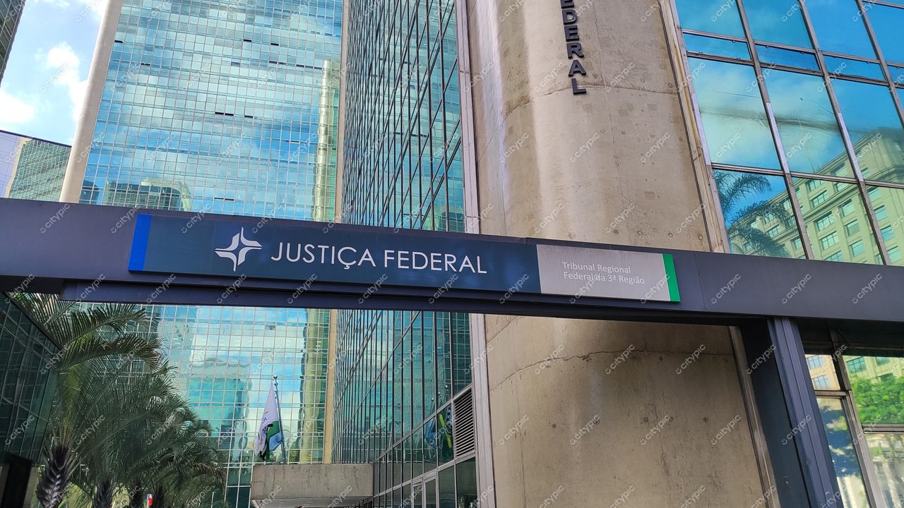 São Paulo, Brasil: Entrada moderna da Justiça Federal com reflexos de vidro e vegetação exuberante