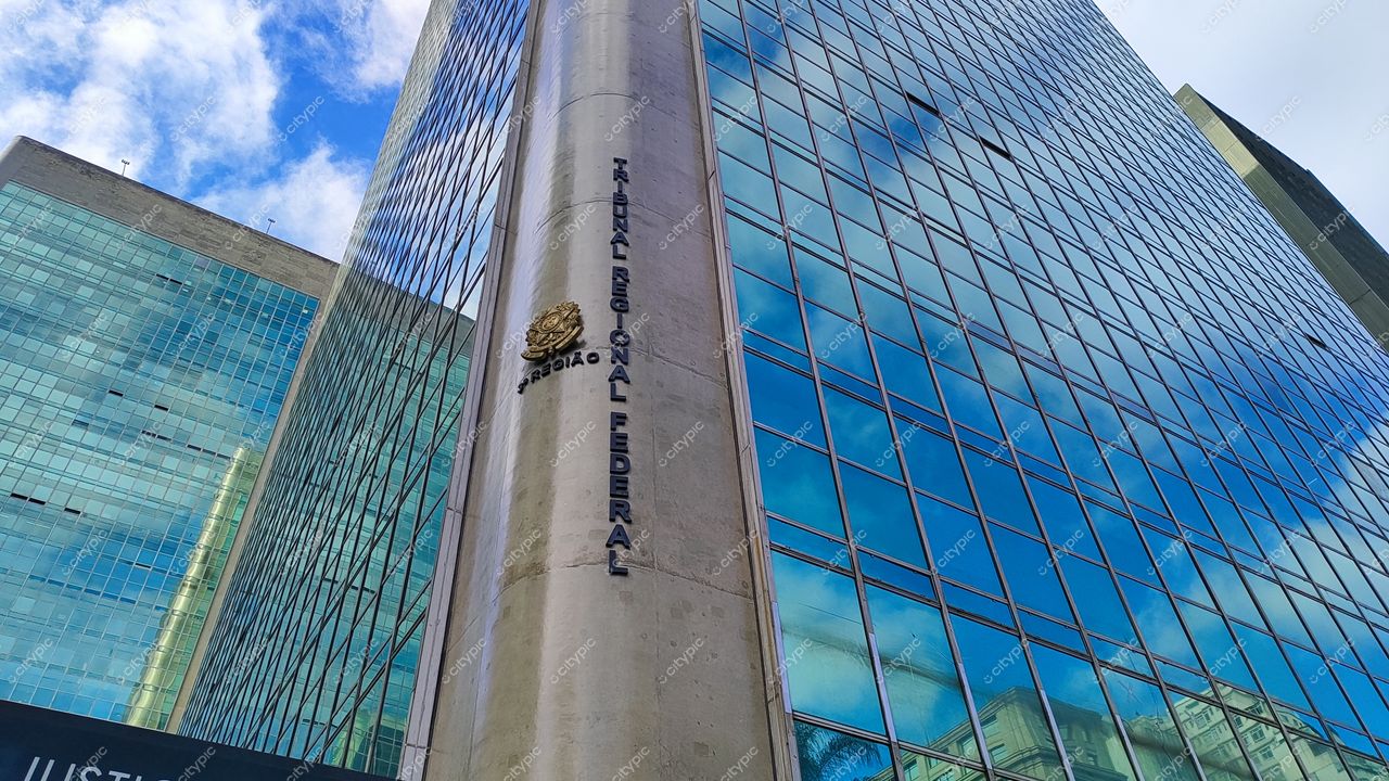 São Paulo, Brasil: Tribunal Regional Federal em meio à arquitetura contemporânea da cidade