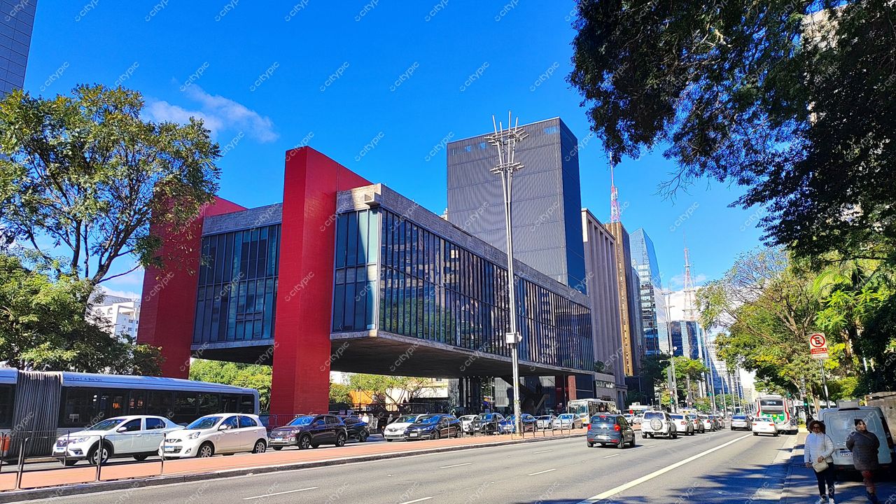 São Paulo, Brasil: Edifício Moderno em Vidro e Vermelho Vibrante na Paisagem Urbana