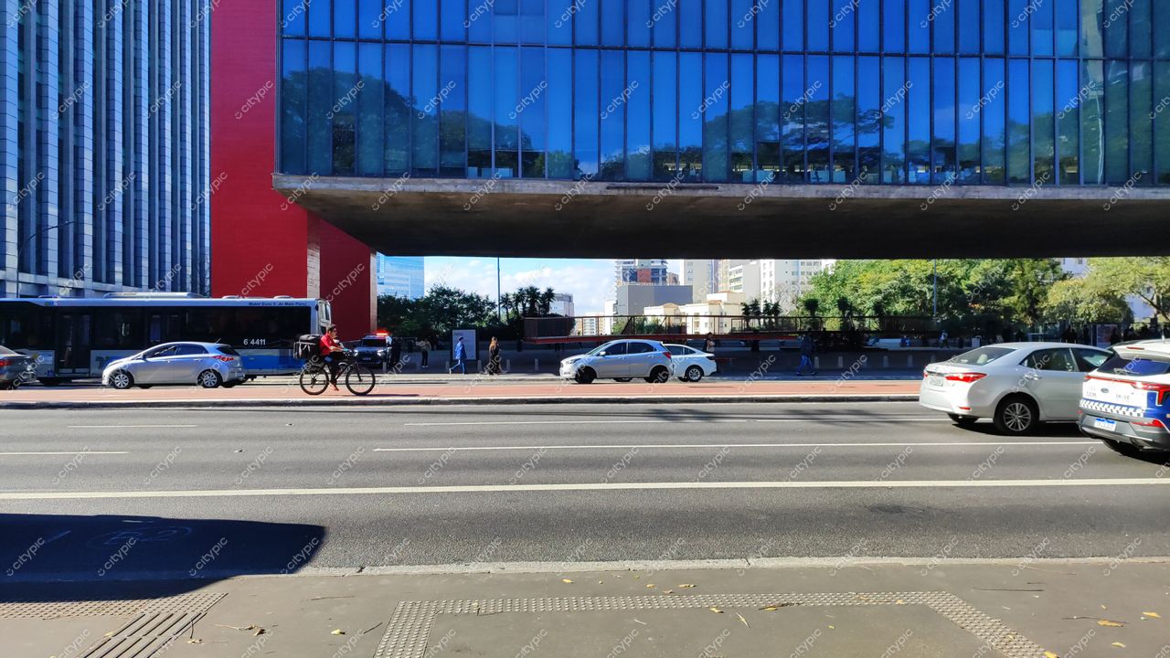 São Paulo, Brasil: Edifício moderno refletindo o céu em meio à paisagem urbana vibrante
