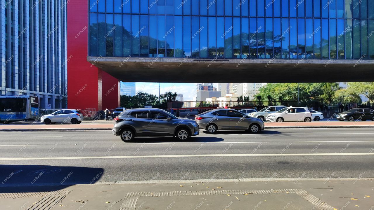 São Paulo, Brasil: Cena urbana vibrante com edifício moderno e tráfego intenso
