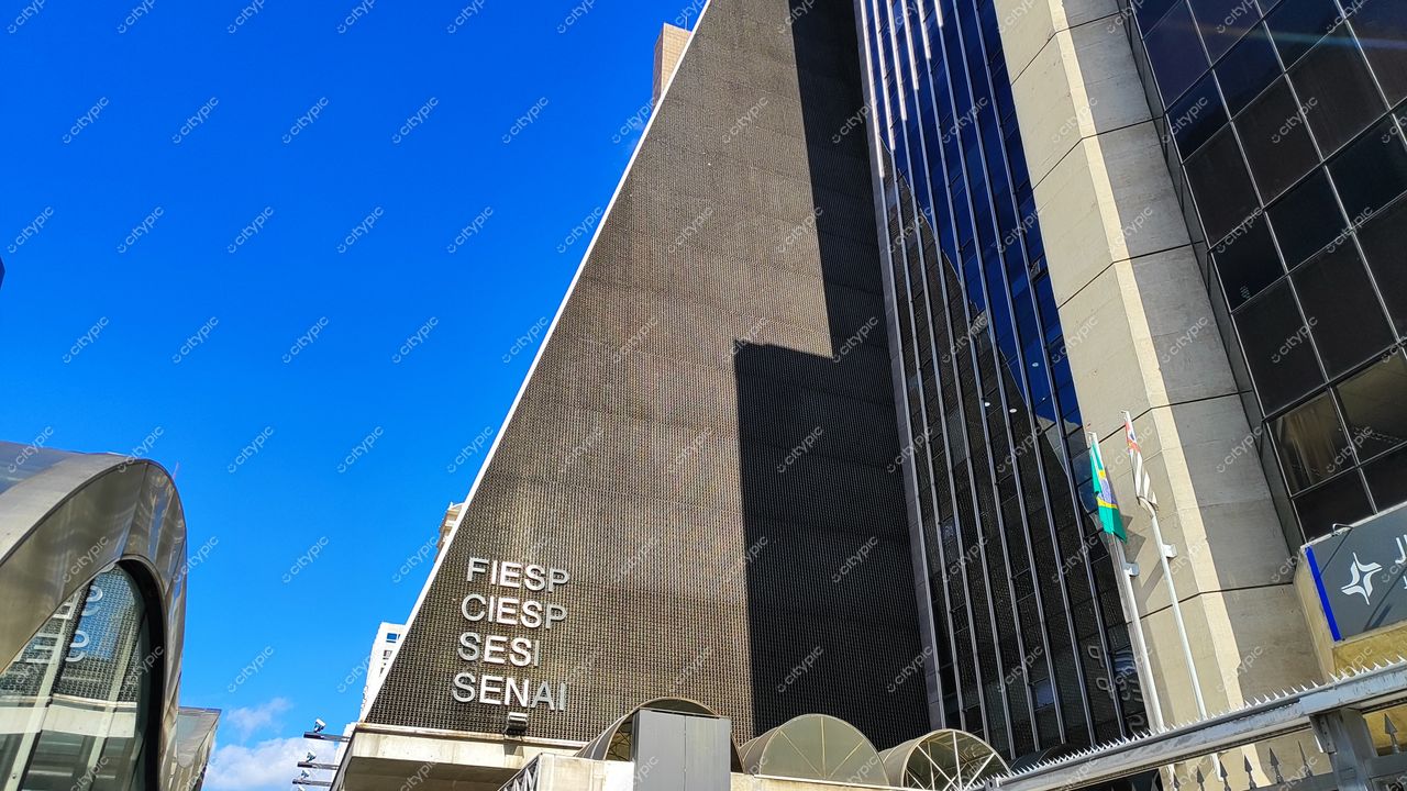 São Paulo, Brasil: Edifício moderno com fachada angular e instituições renomadas