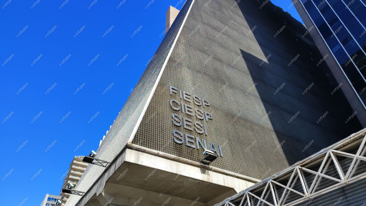São Paulo, Brasil: Edifício moderno com malha metálica e instituições educacionais em destaque