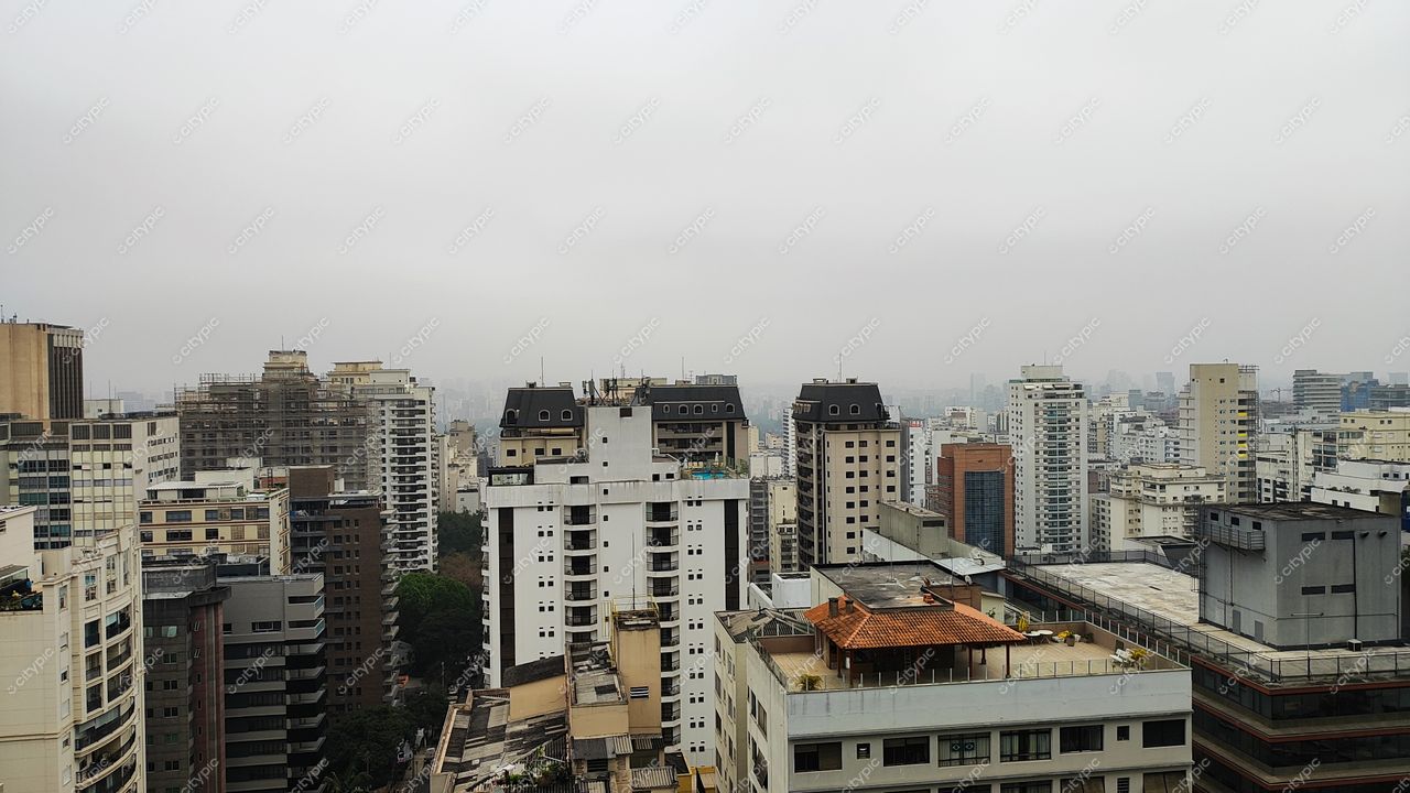 São Paulo em um dia nublado: a diversidade arquitetônica da metrópole vibrante