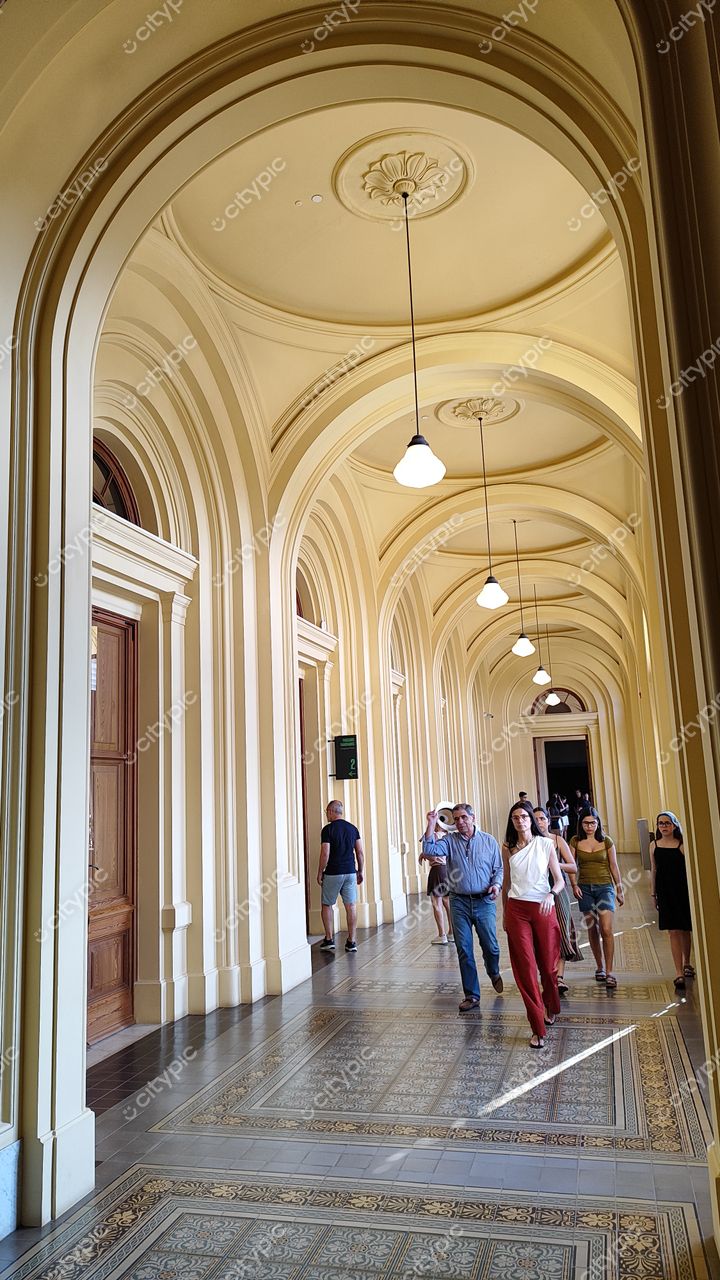 São Paulo, Brasil: Elegante corredor histórico em tom amarelo claro