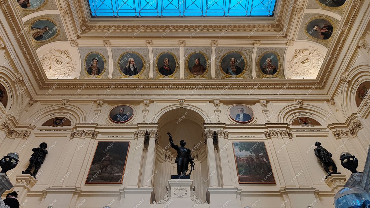 São Paulo, Brasil: Interior Majestoso de um Espaço Histórico