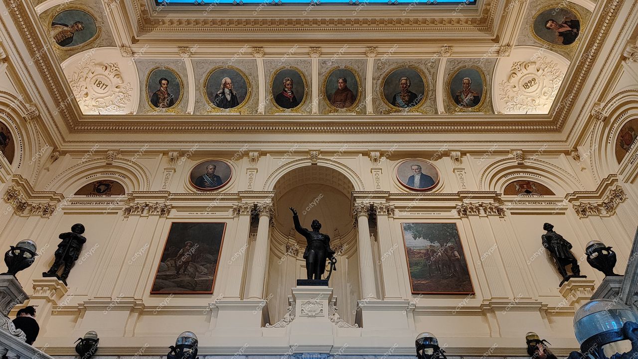São Paulo, Brasil: Interior grandioso de um edifício histórico com estátua imponente e detalhes elegantes