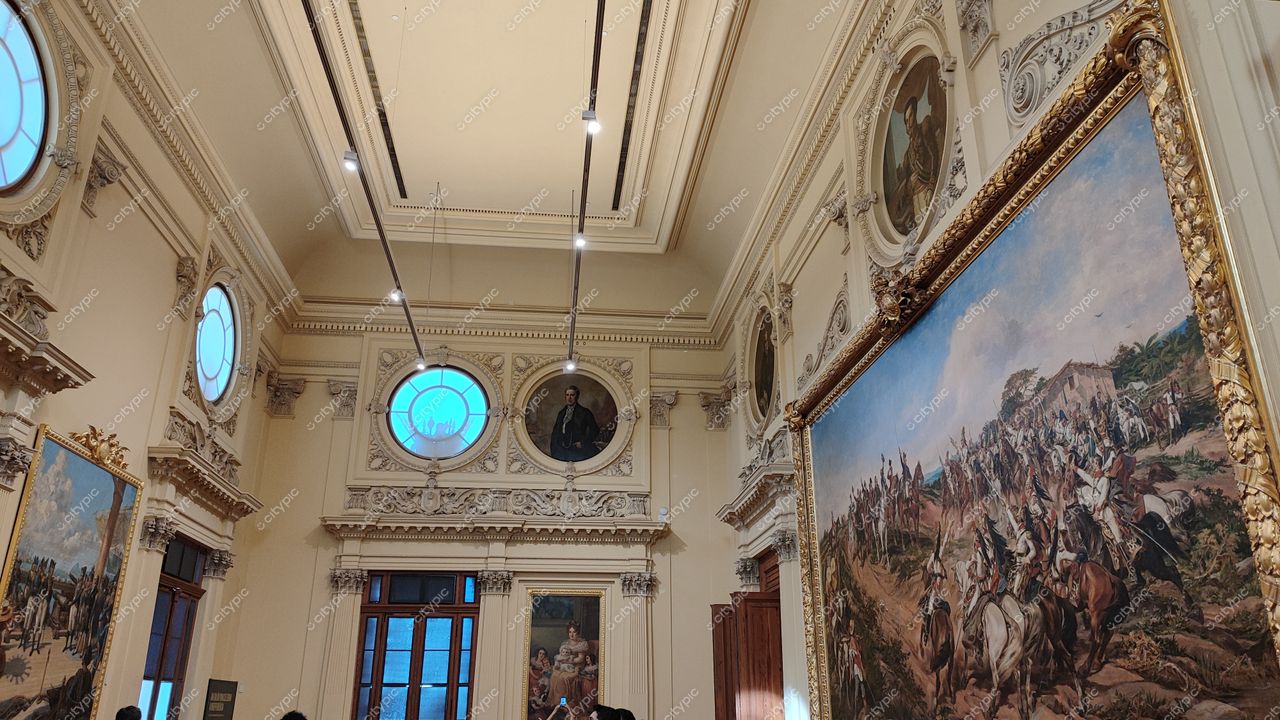 São Paulo, Brasil: Salão Elegante com Altares Ornamentados e Detalhes Arquitetônicos Intrincados