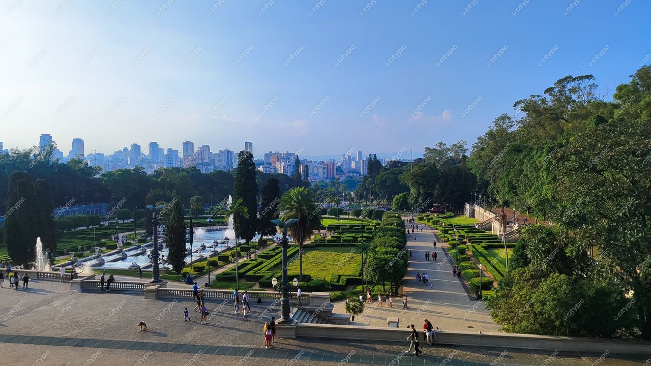 São Paulo, Brasil: Vista panorâmica do Parque do Ibirapuera, onde a natureza encontra a urbanização