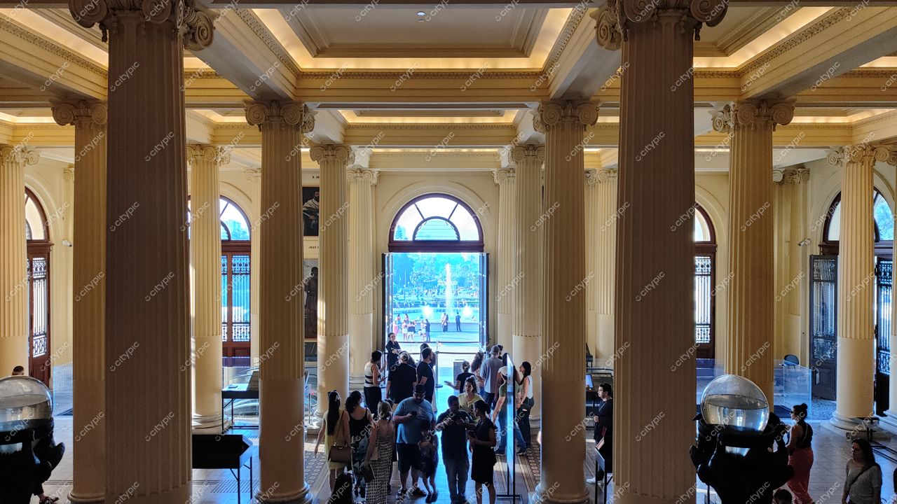 São Paulo, Brasil: Explorando a grandiosidade arquitetônica e cultural de um edifício histórico
