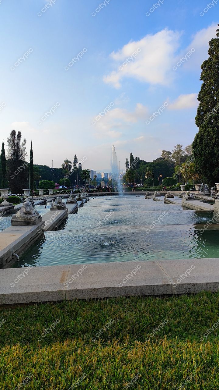São Paulo, Brasil: Parque Sereno com Espelho D’água e Detalhes Arquitetônicos Elegantes