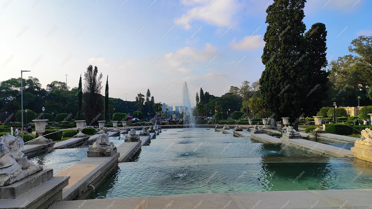 São Paulo, Brasil: Paisagem serena do Parque Ibirapuera com espelho d’água e esculturas ornamentais