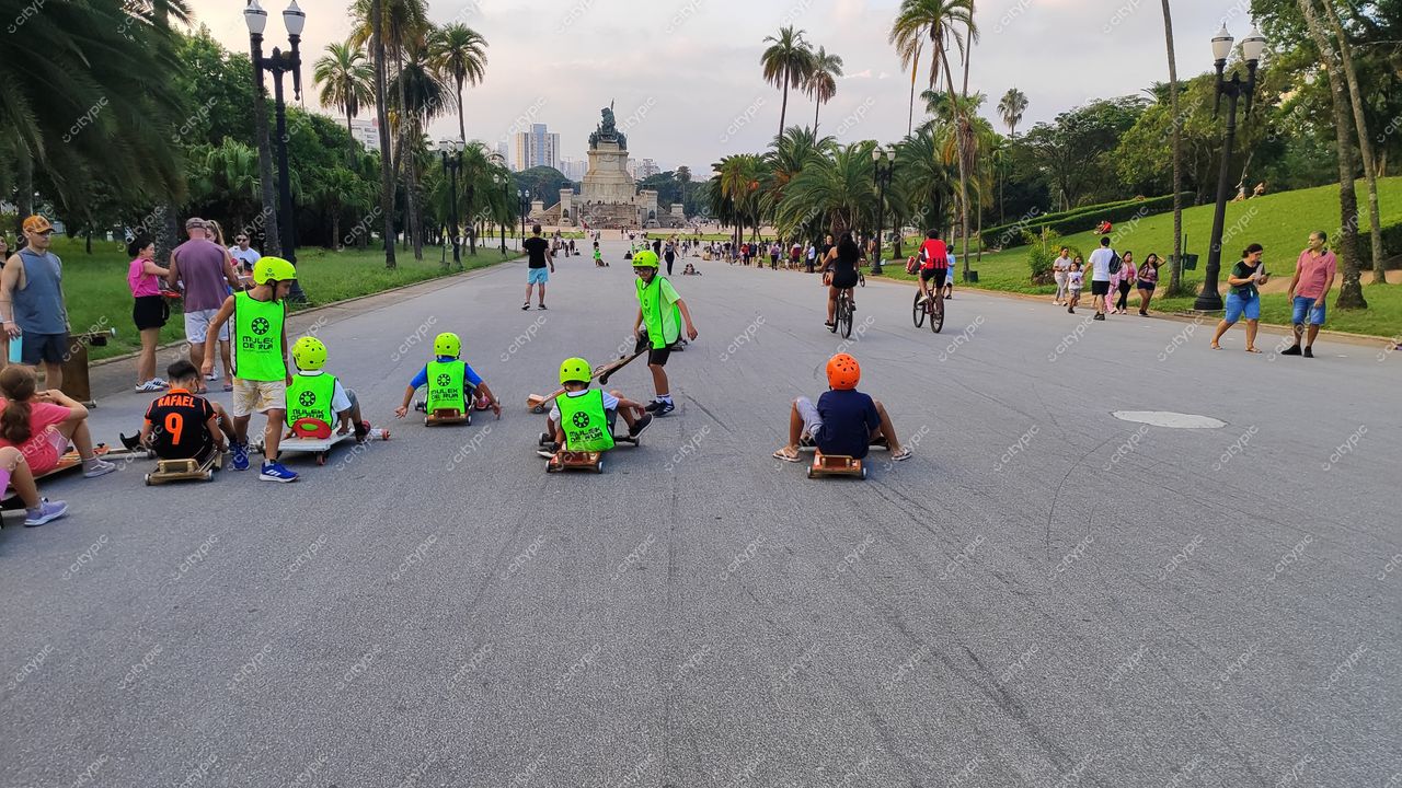 São Paulo, Brasil: Crianças se divertem em evento de skate no parque da cidade