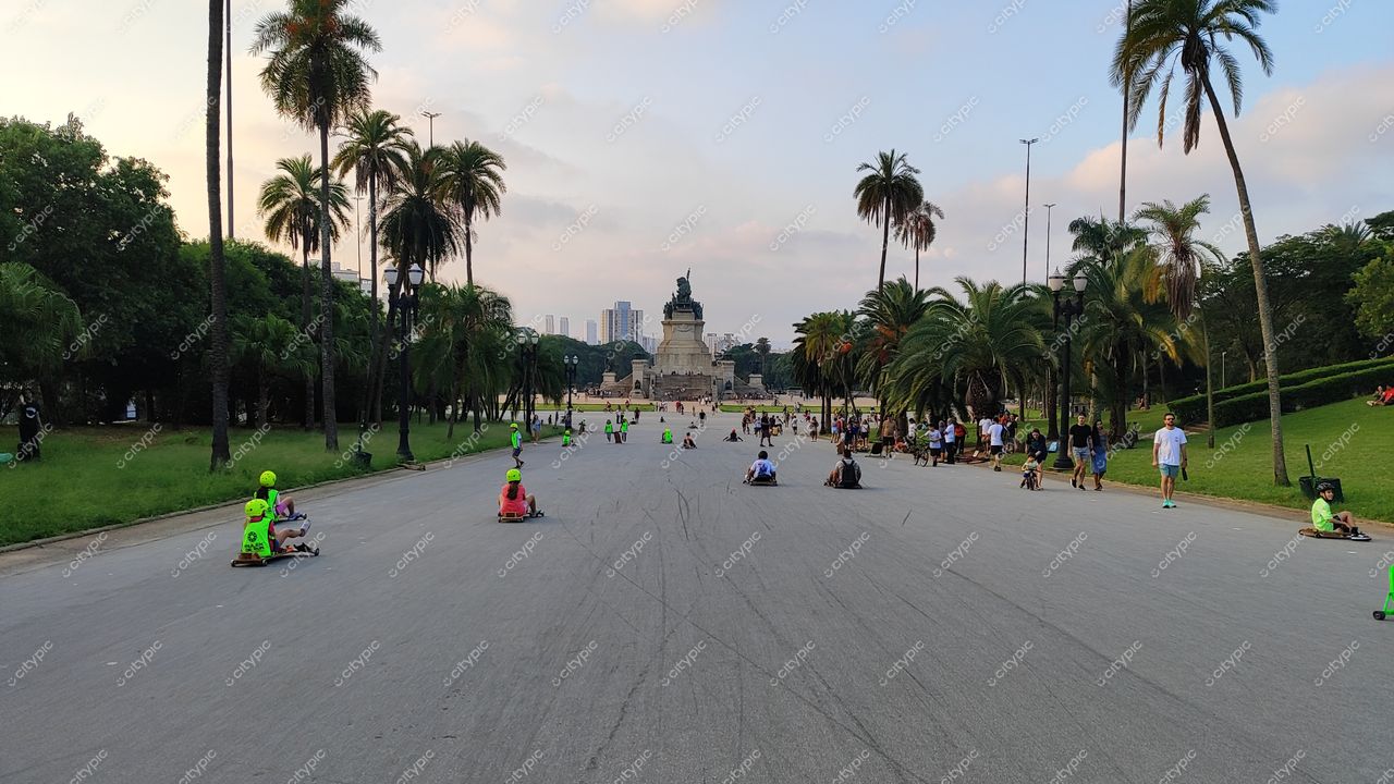 São Paulo, Brasil: Pista de patinetes e skates no Parque Ibirapuera ao pôr do sol
