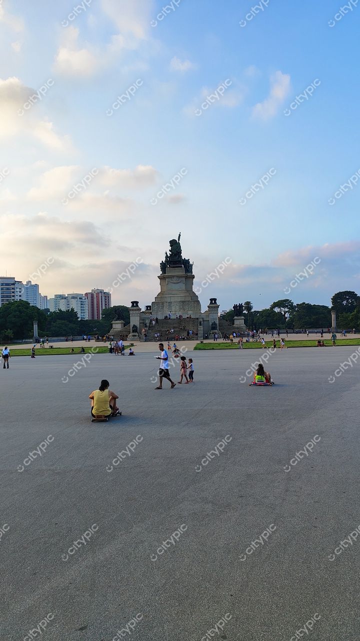 São Paulo, Brasil: Monumento à Independência em meio a um cenário vibrante e tranquilo