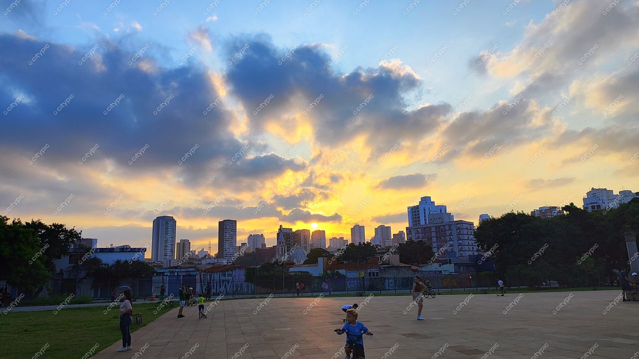 São Paulo, Brasil: Pôr do sol deslumbrante e vibrante na cidade que nunca dorme