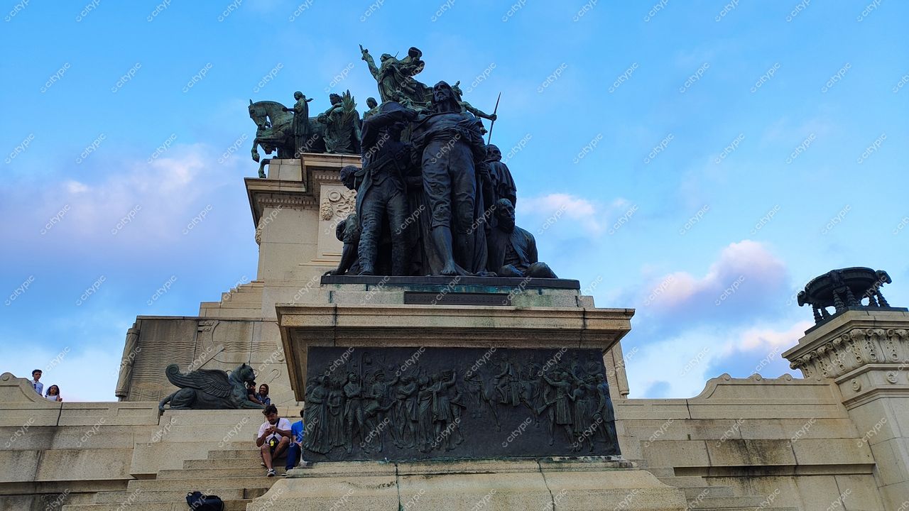 São Paulo, Brasil: Monumento histórico e imponente em meio à cidade movimentada