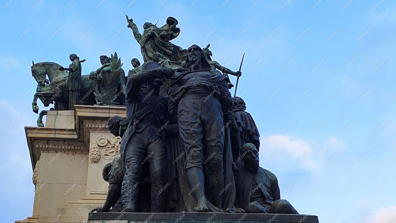 São Paulo, Brasil: Escultura monumental retrata figuras históricas em detalhes elaborados