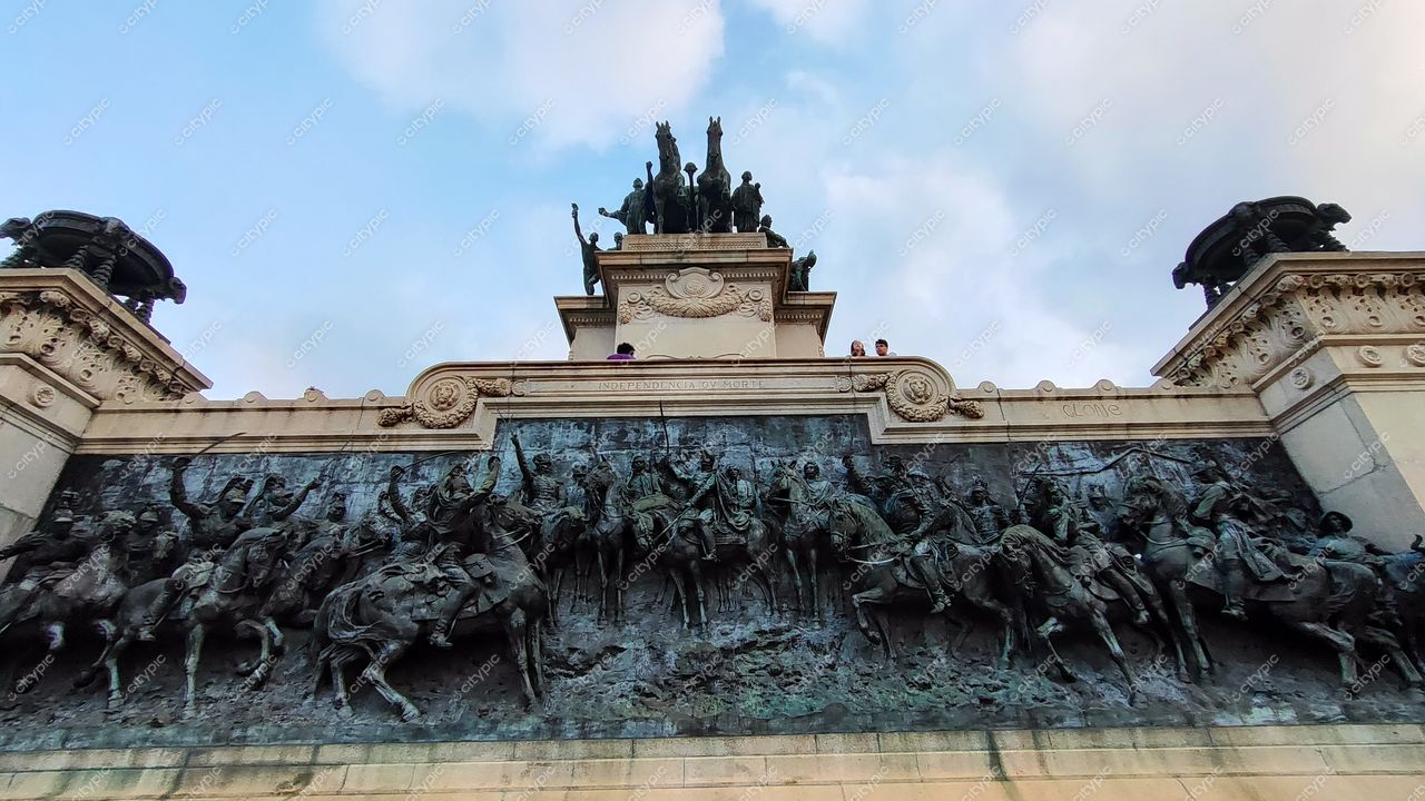 São Paulo, Brasil: Escultura em alto-relevo retrata cavaleiros em movimento