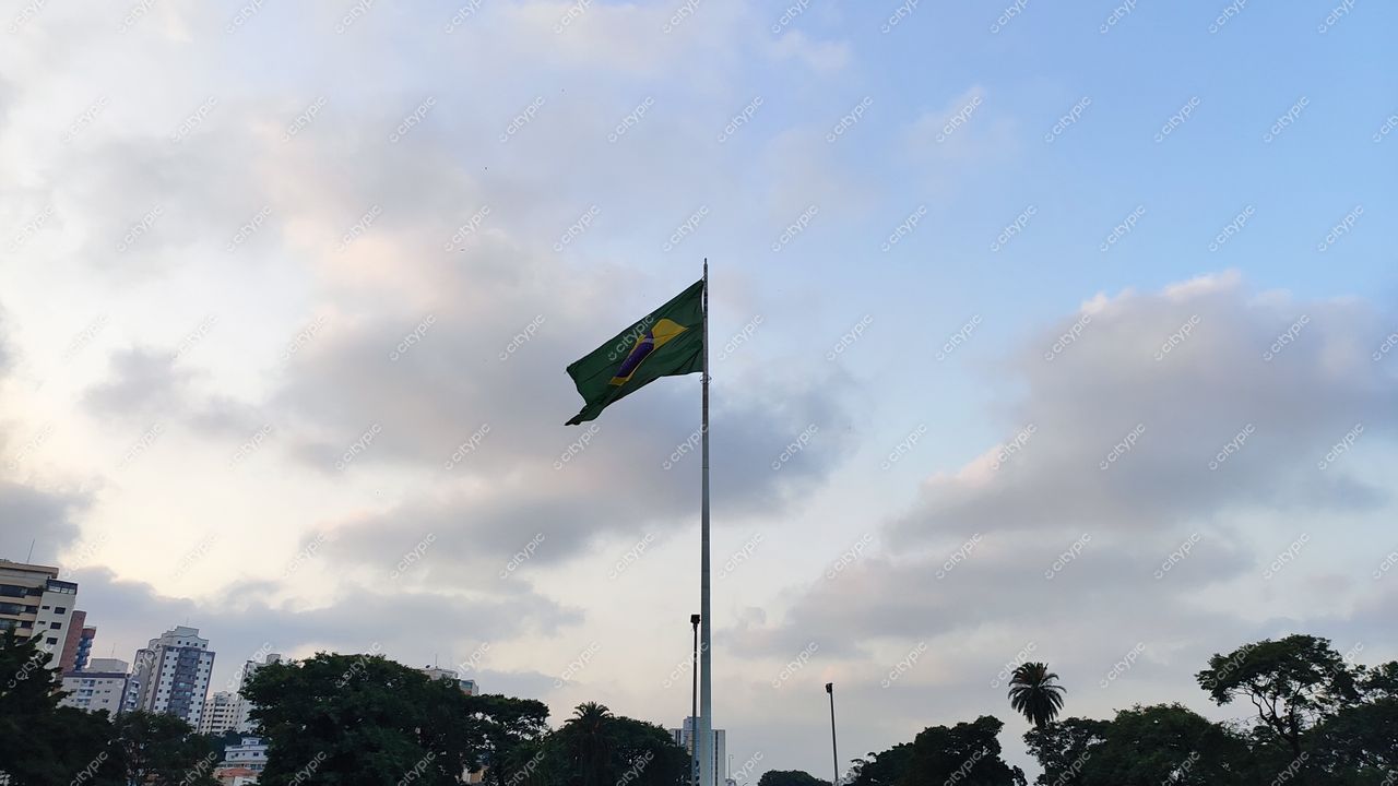 São Paulo, Brasil: Bandeira do Brasil ao entardecer
