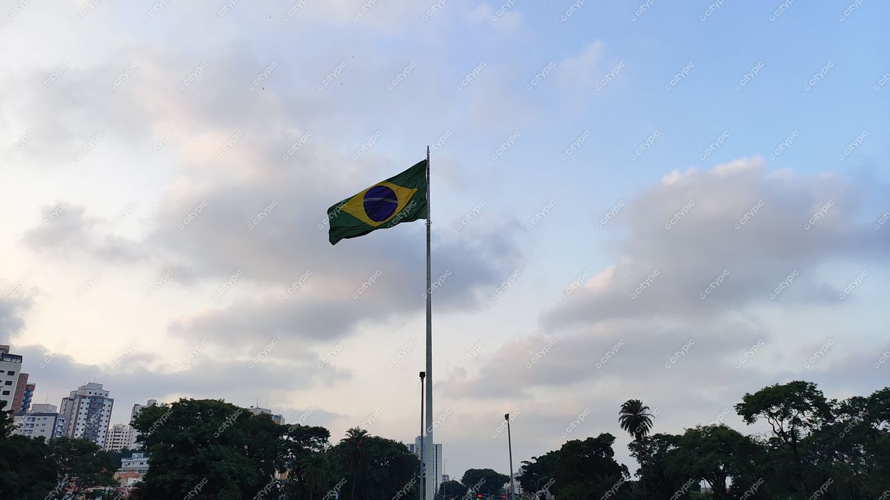 São Paulo, Brasil: Bandeira do Brasil hasteada em meio à vida urbana vibrante