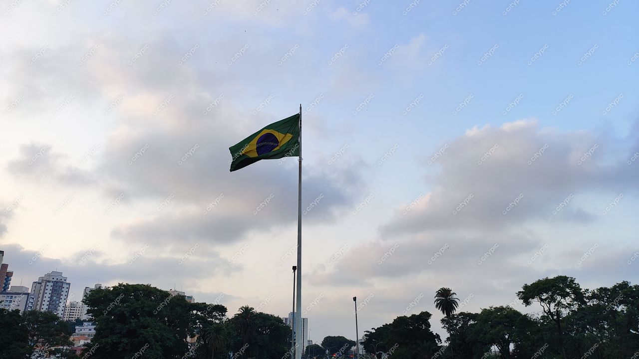 São Paulo, Brasil: Bandeira do Brasil em meio à paisagem urbana vibrante