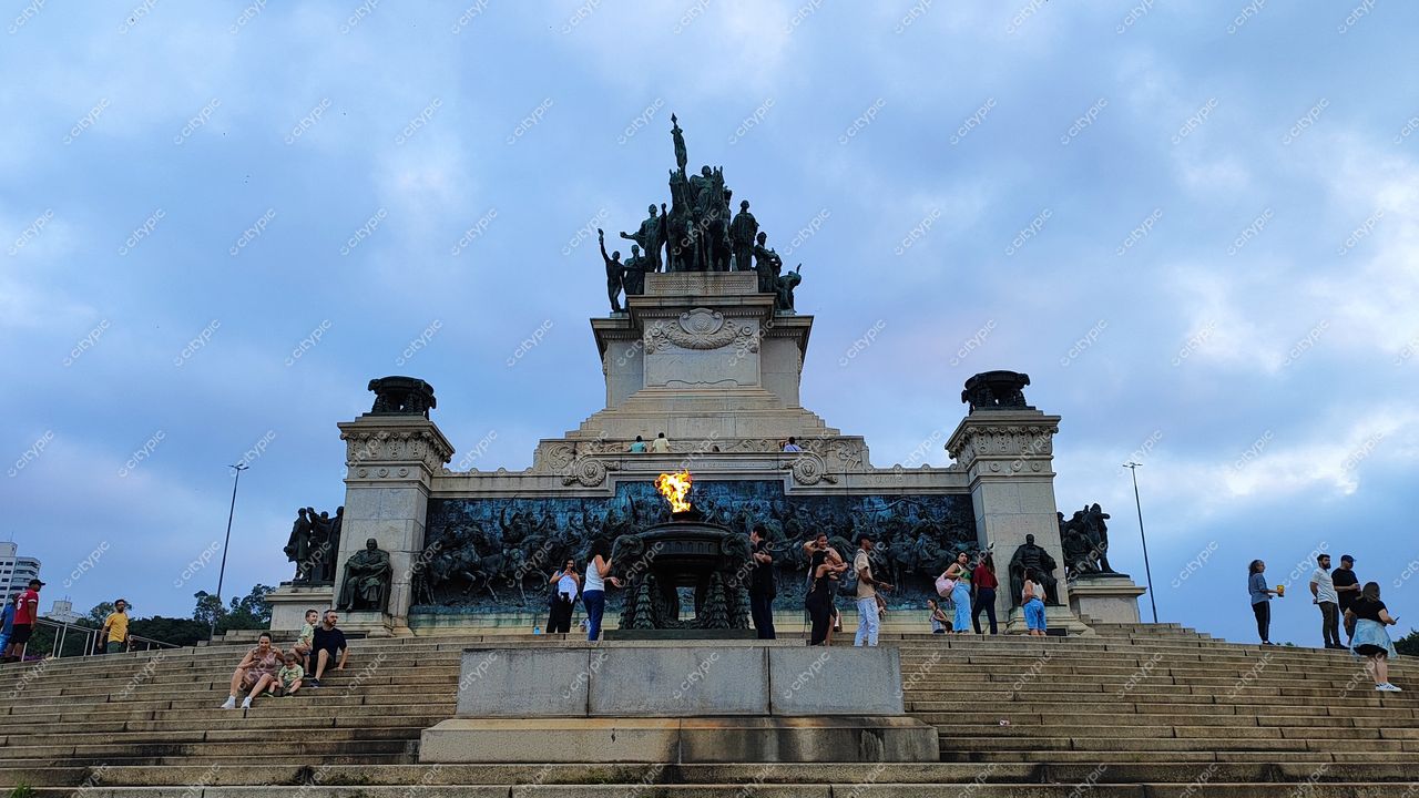 São Paulo: Monumento à Independência do Brasil sob o céu dramático da cidade