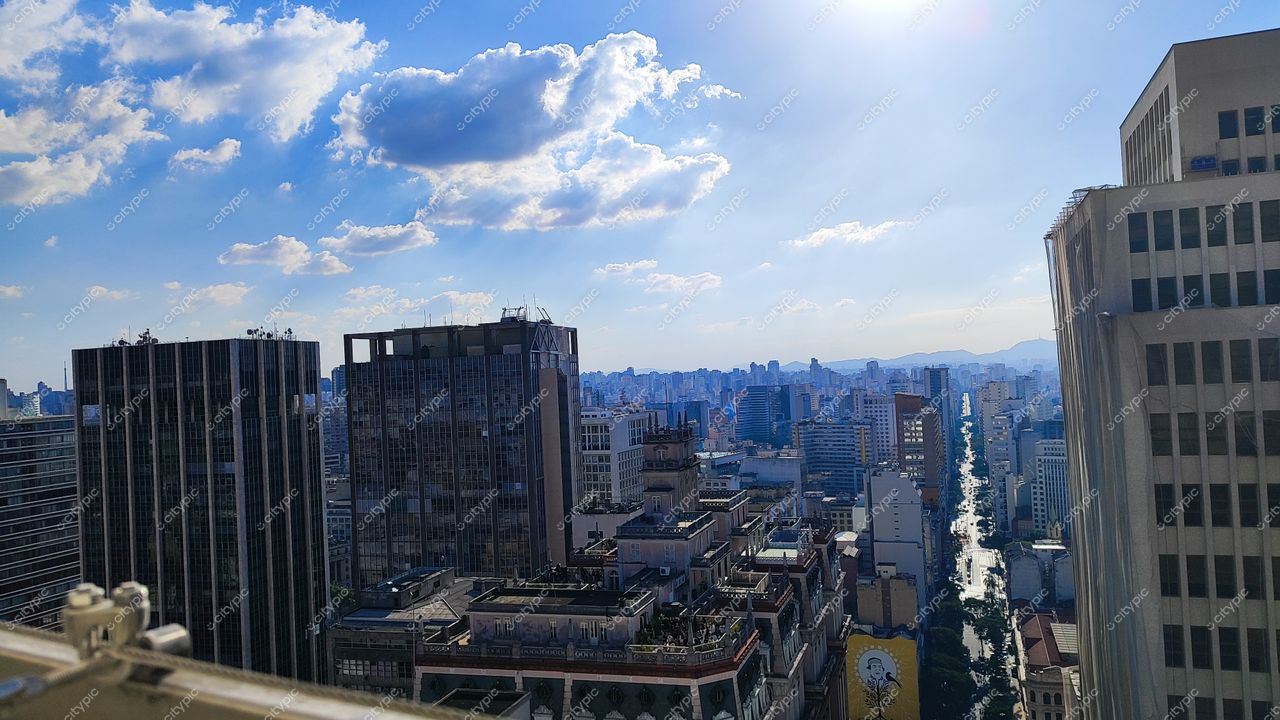 Centro Histórico de São Paulo: Contrastes entre o Moderno e o Clássico sob um Céu Parcialmente Nublado